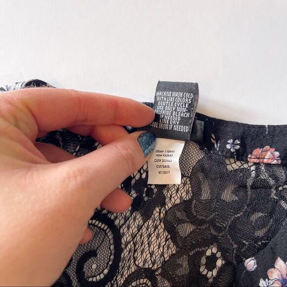 Torrid Floral Lace Tunic Blouse Size 0 - Picture 5 of 7